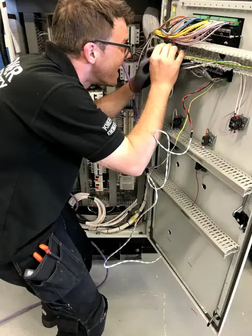Power continuity engineer installing a ups wiring